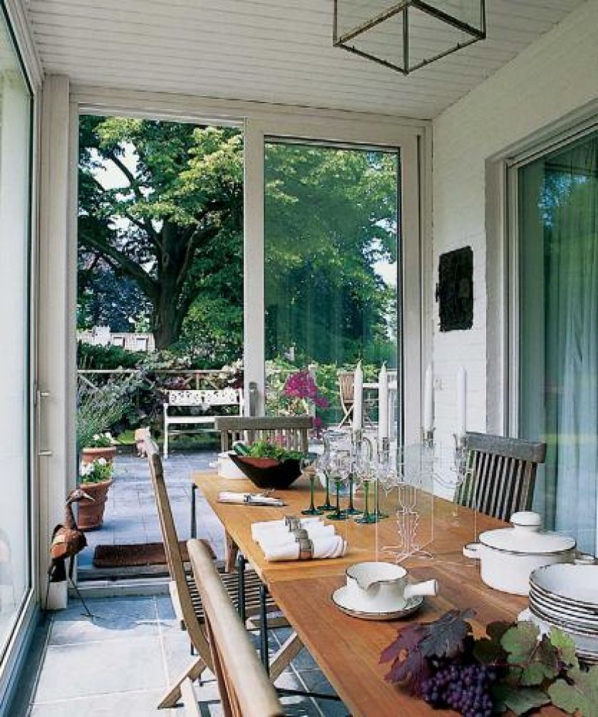 Z oszklonej jadalni można wyjść na taras.