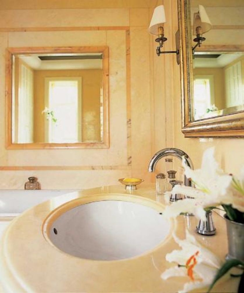 W łazience połączono marmur ze stiukiem, bo sam kamień byłby zbyt zimny.