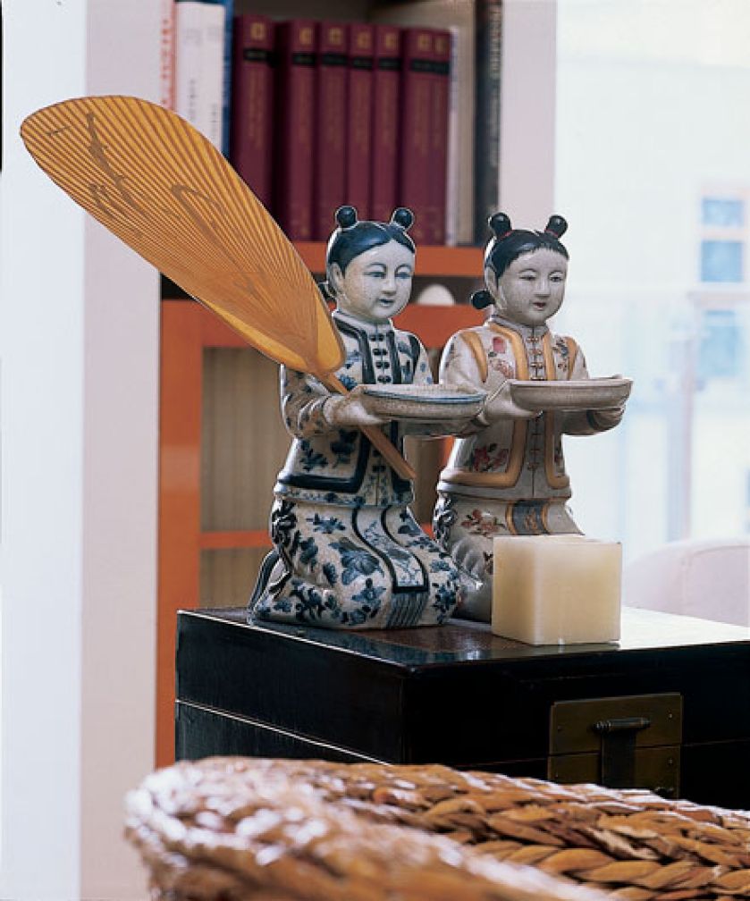 Wnętrze zdobią orientalne drobiazgi.