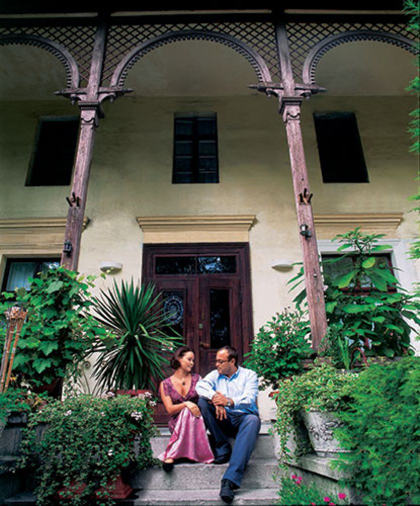 Magda i Rafał na schodach willi. Włoska uroda