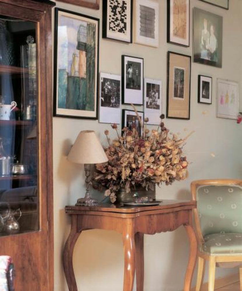 Na ścianie wiszą pamiątkowe fotografie.