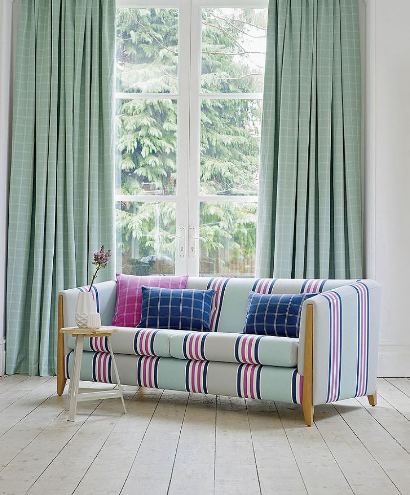 Jaką kanapę wybrać do salonu? Przede wszystkim wygodą i koniecznie we wzory i kolory zapożyczone z lasu, łąki, dżungli