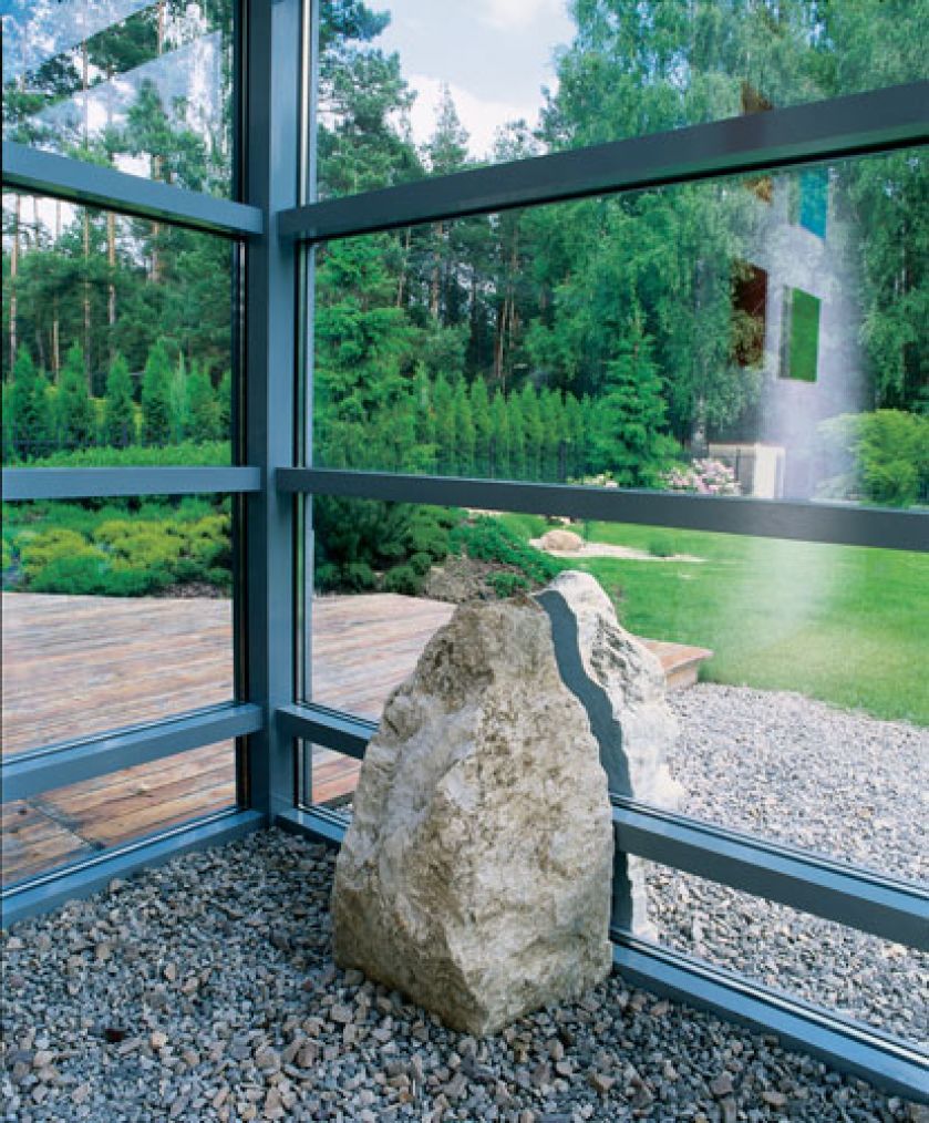 Kamień, który łączy dom z ogrodem. Dom otwarty na las
