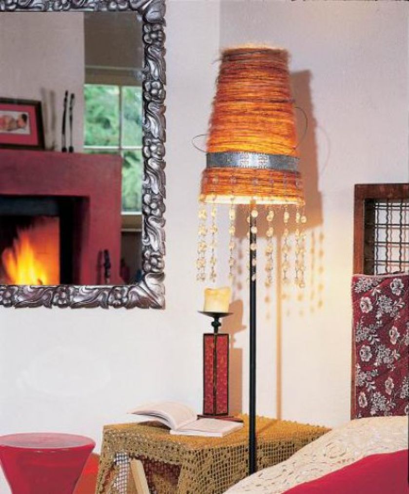 Lampka nocna ozdobiona koralikami to dzieło pani domu.