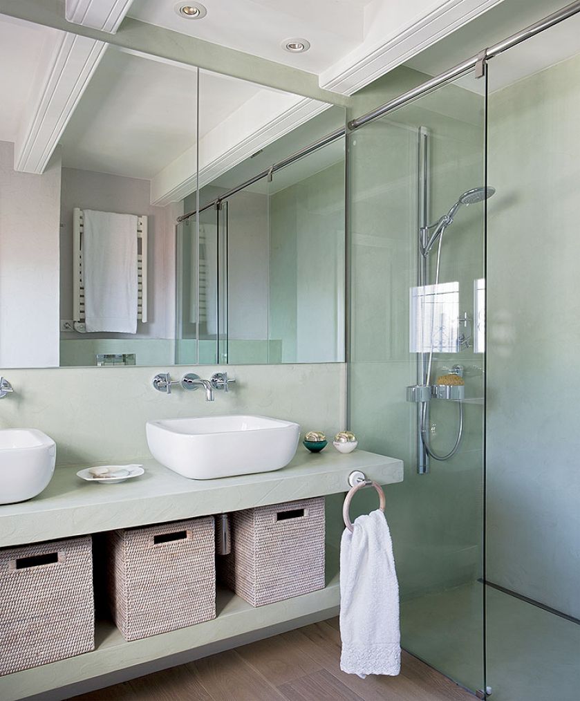 Łazienka z przeszkleniami. Willa w stylu marynistycznym