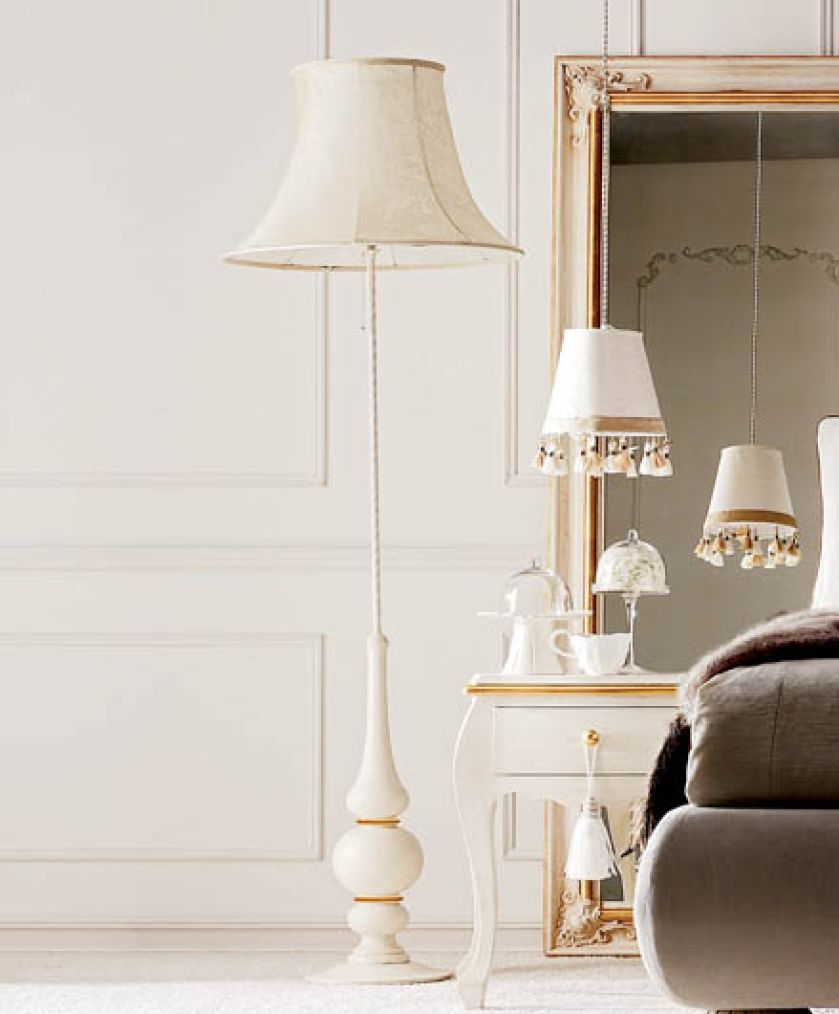 Z drewnianą podstawą, od 175 euro. STUDIO ITALIA