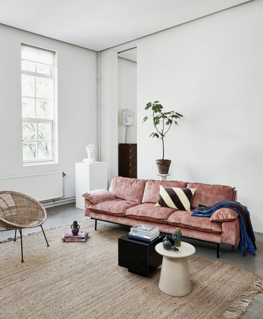 kanapa przy ścianie w salonie