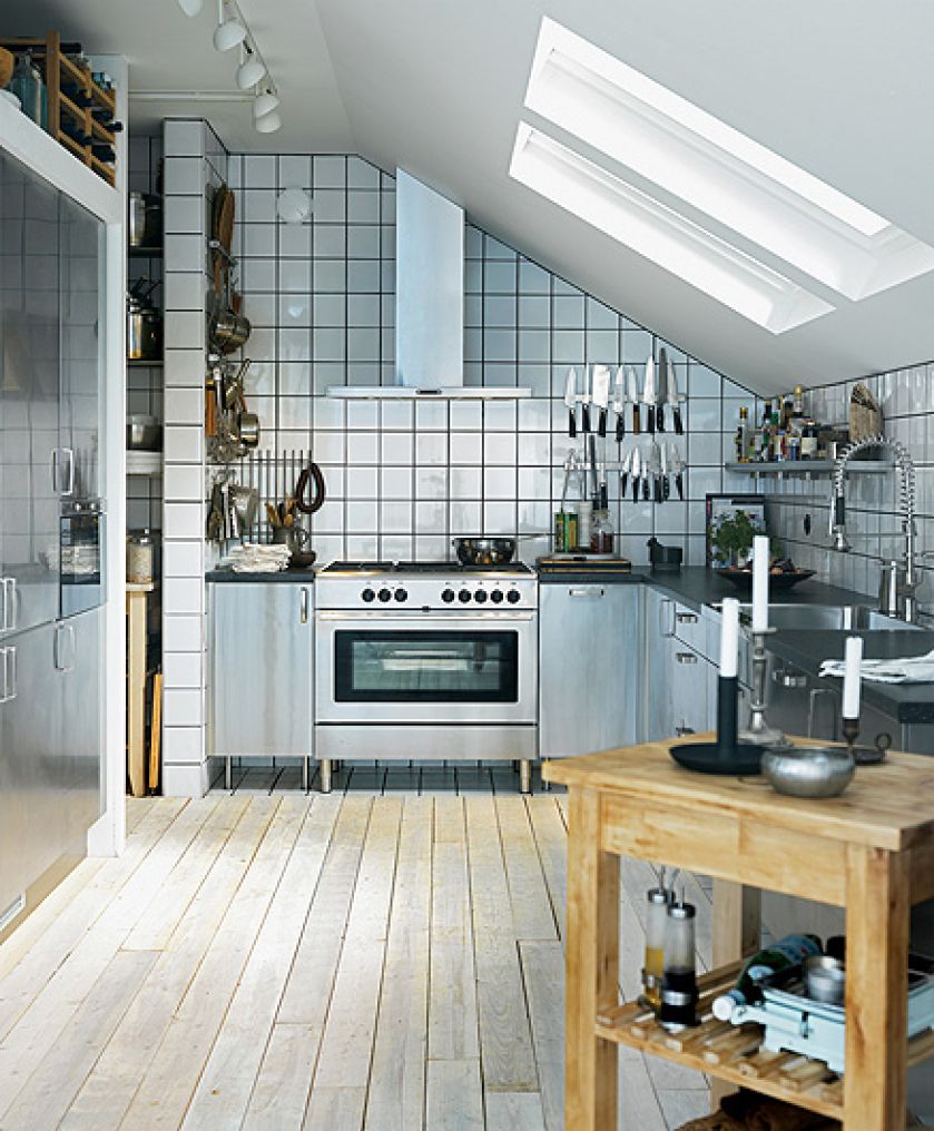 Prosty okap kuchenny w prostej, klasycznie urządzonej kuchni.