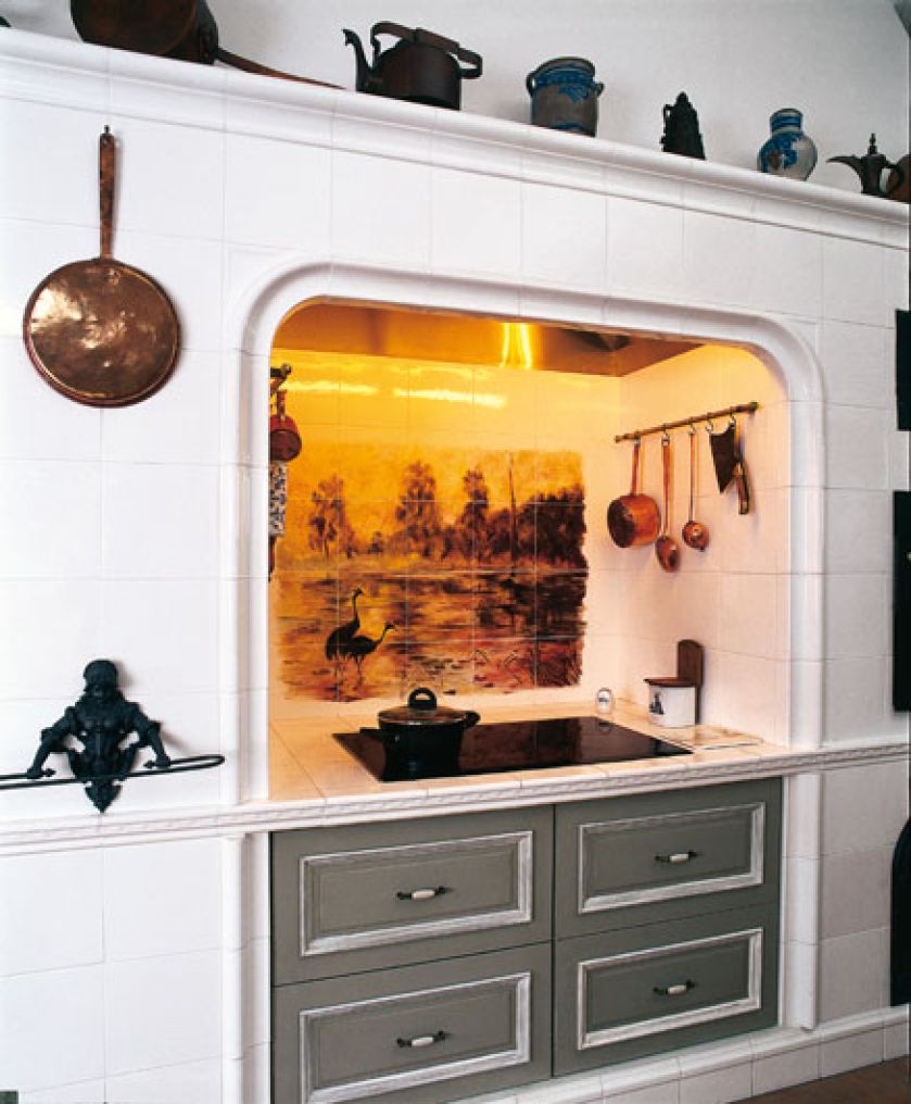 Na kafelkach kopia romantycznego pejzażu Jana Władysława Chełmińskiego.