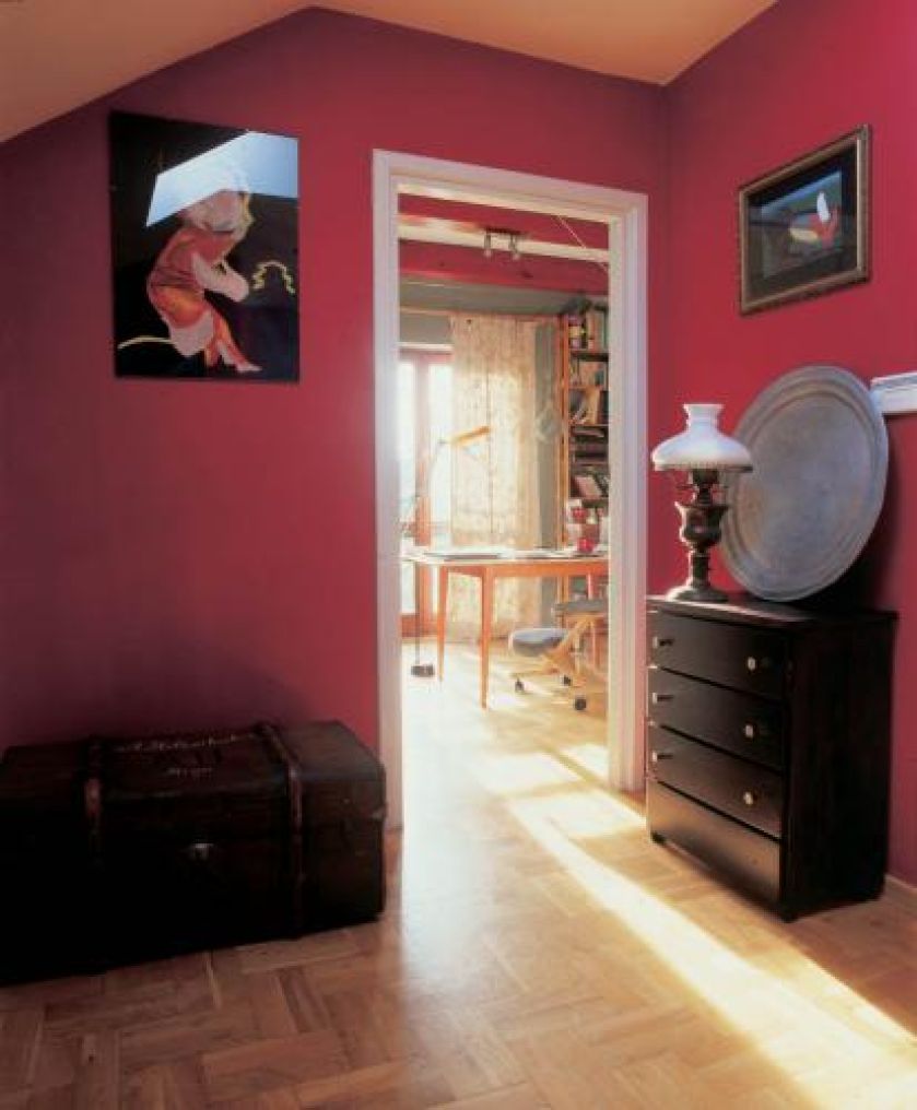 Stara skrzynia komponuje się z nowoczesną komodą.