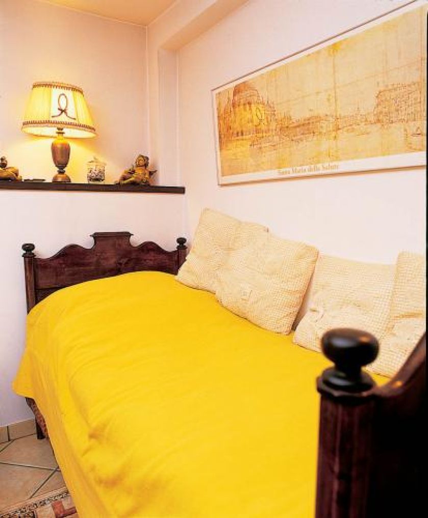 Sypialnia urządzona w ciepłej kolorystyce.