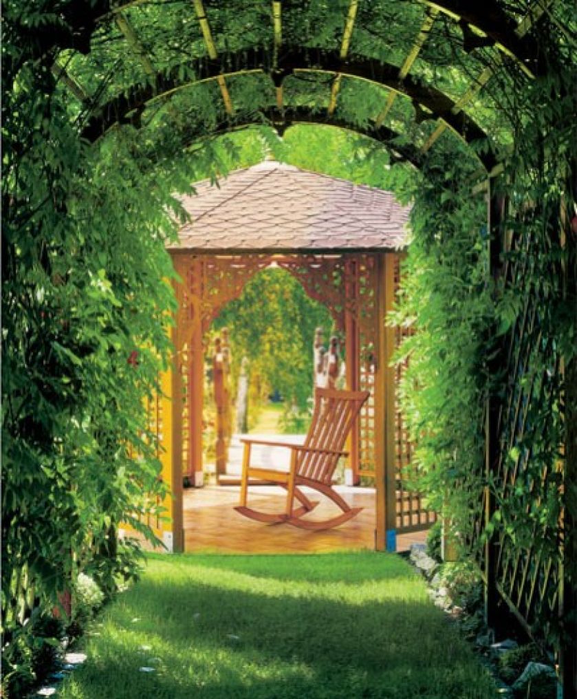 W altanie fotel bujany Grace. HASTE GARDEN