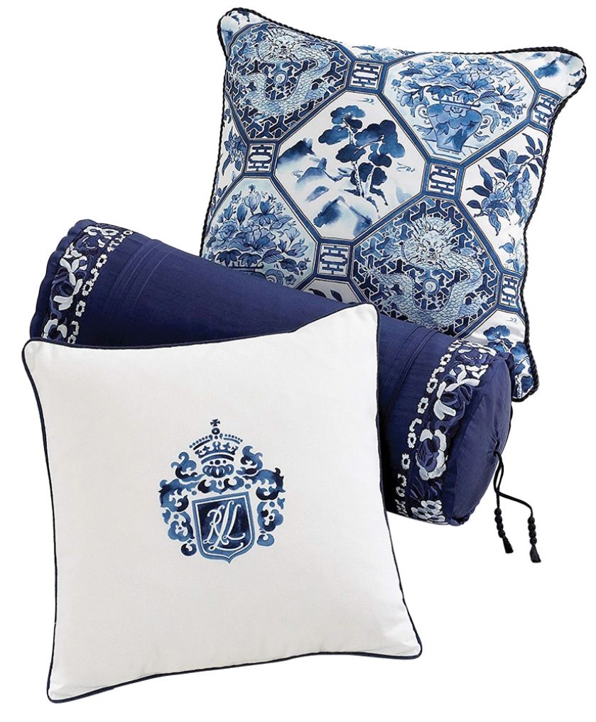 niebieskie poduszki w stylu hamptons