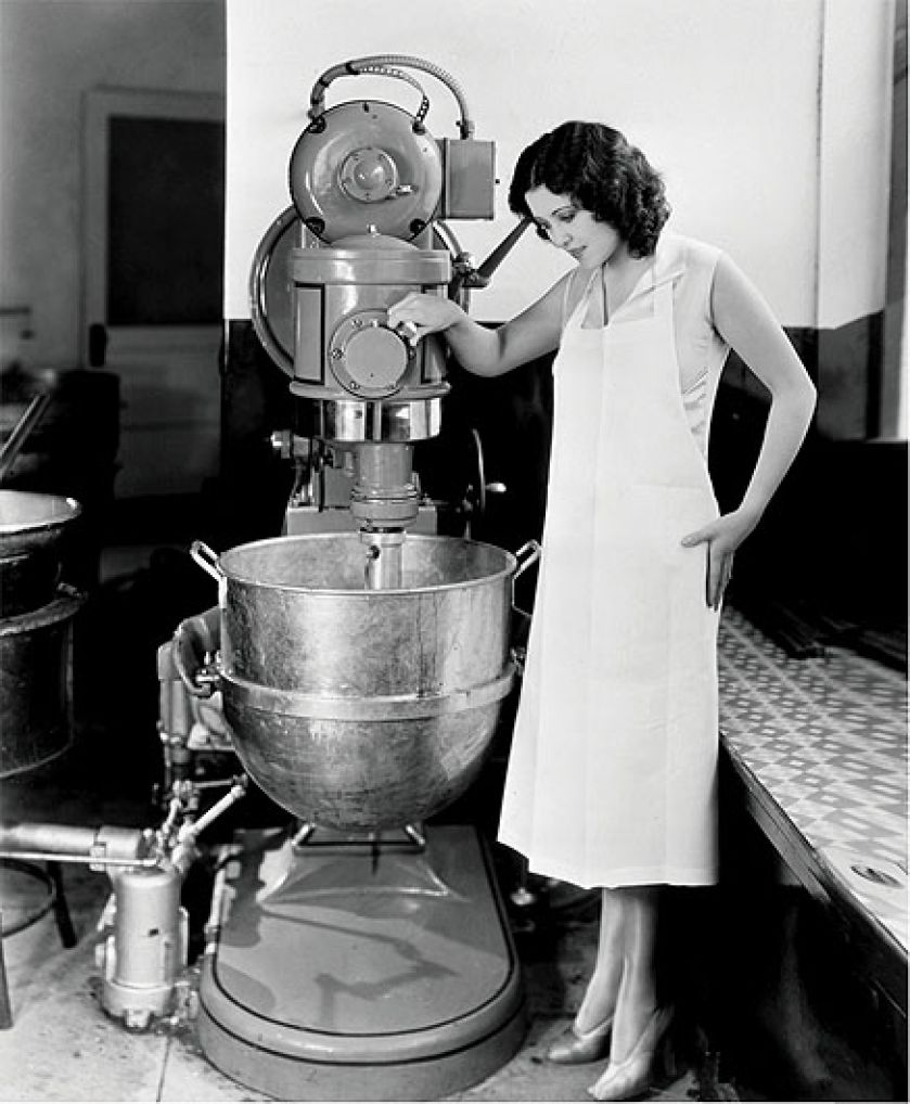 Aktorka Raquel Torres, podczas wizyty w fabryce cukierków, początek XX w