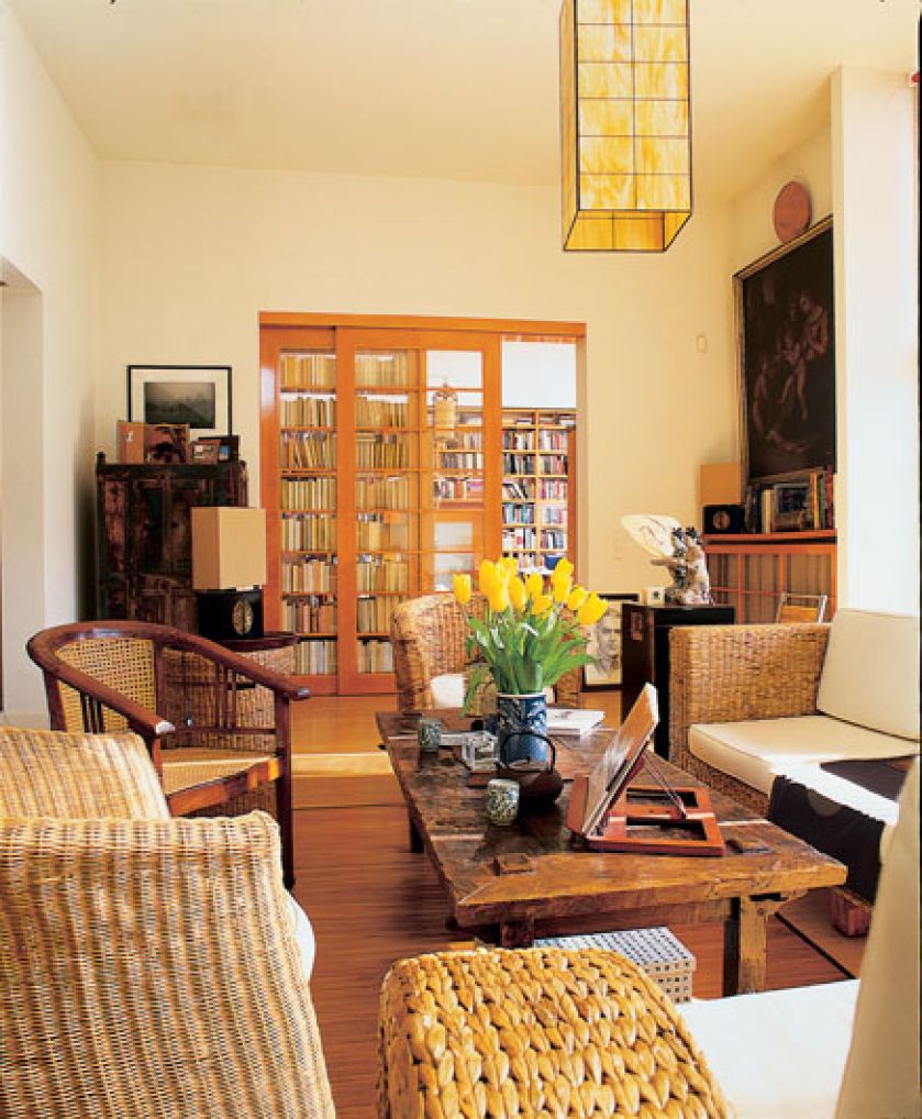 Bibliotekę, w której tyły książek oparte są na przeszklonym nieruchomym skrzydle przesuwanych drzwi do gabinetu,