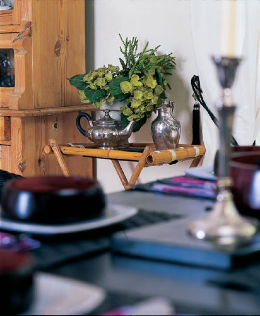 Cynowe dzbanki na bambusowym stoliku - jak widać, łączyć można wszystko.