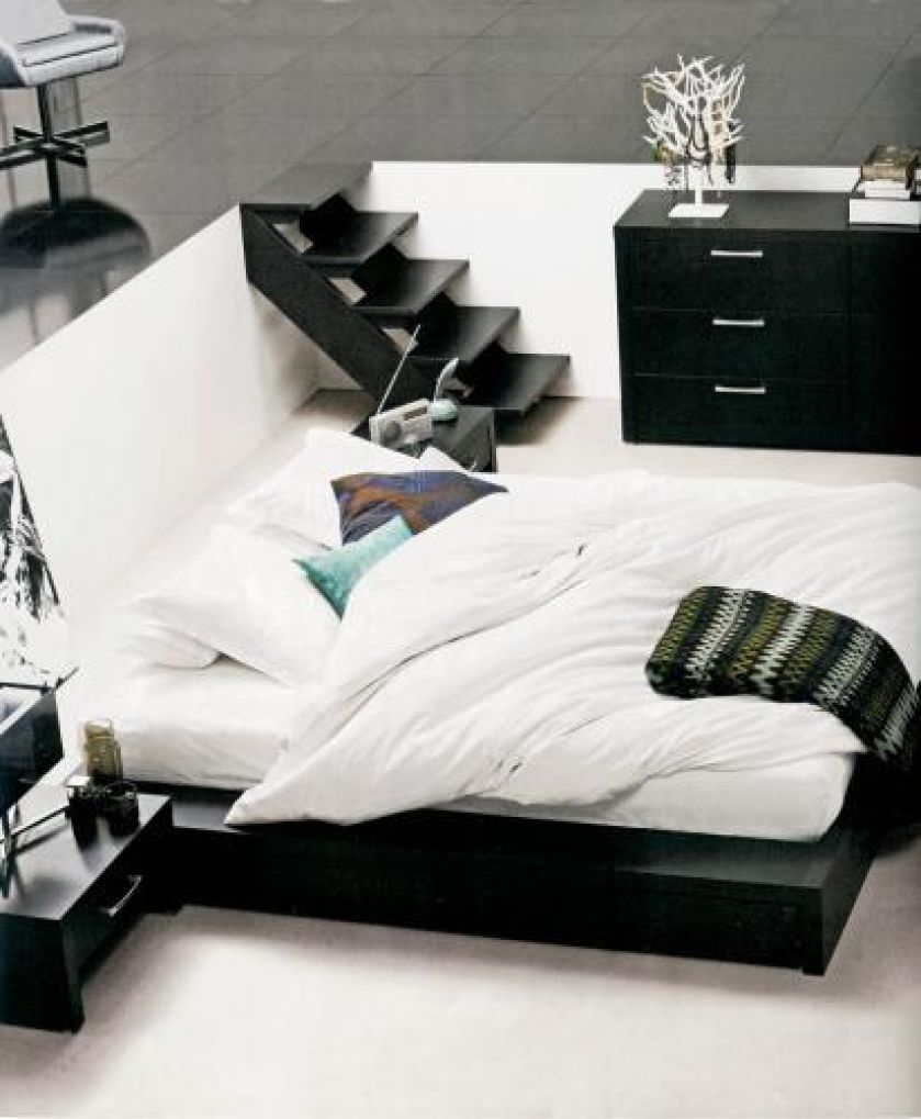 Łóżko Limo ma ramę z dębowego forniru barwionego na czarno. Cena - 3232 zł (bez stelaża i materaca). Do