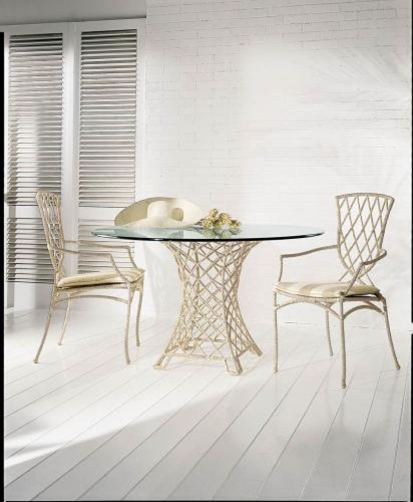 Meble Gorgona z kolekcji Magnolia. stół Lampakanai o wymiarach 120 x 70 x 74 cm ma kryształowy blat. Cena - 790 euro. SMANIA