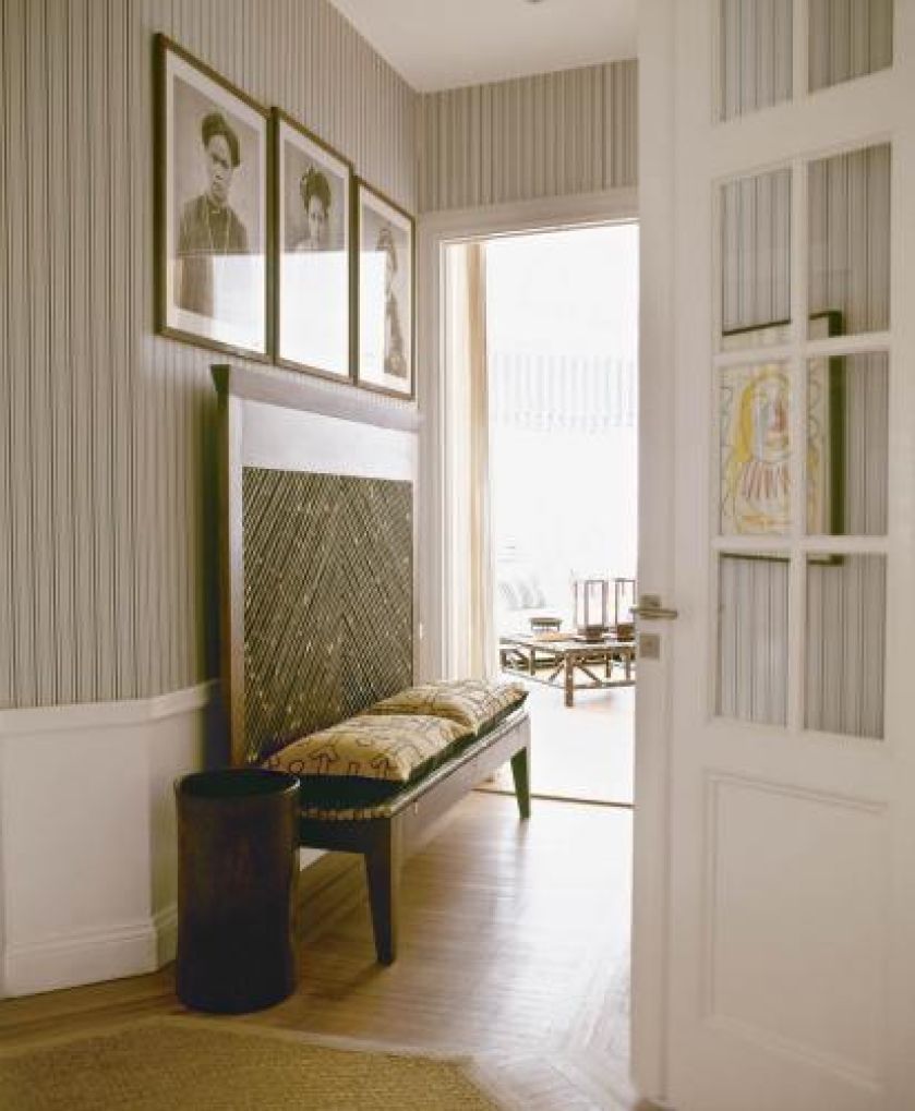 Na ścianie wiszą portrety przywiezione z podróży.