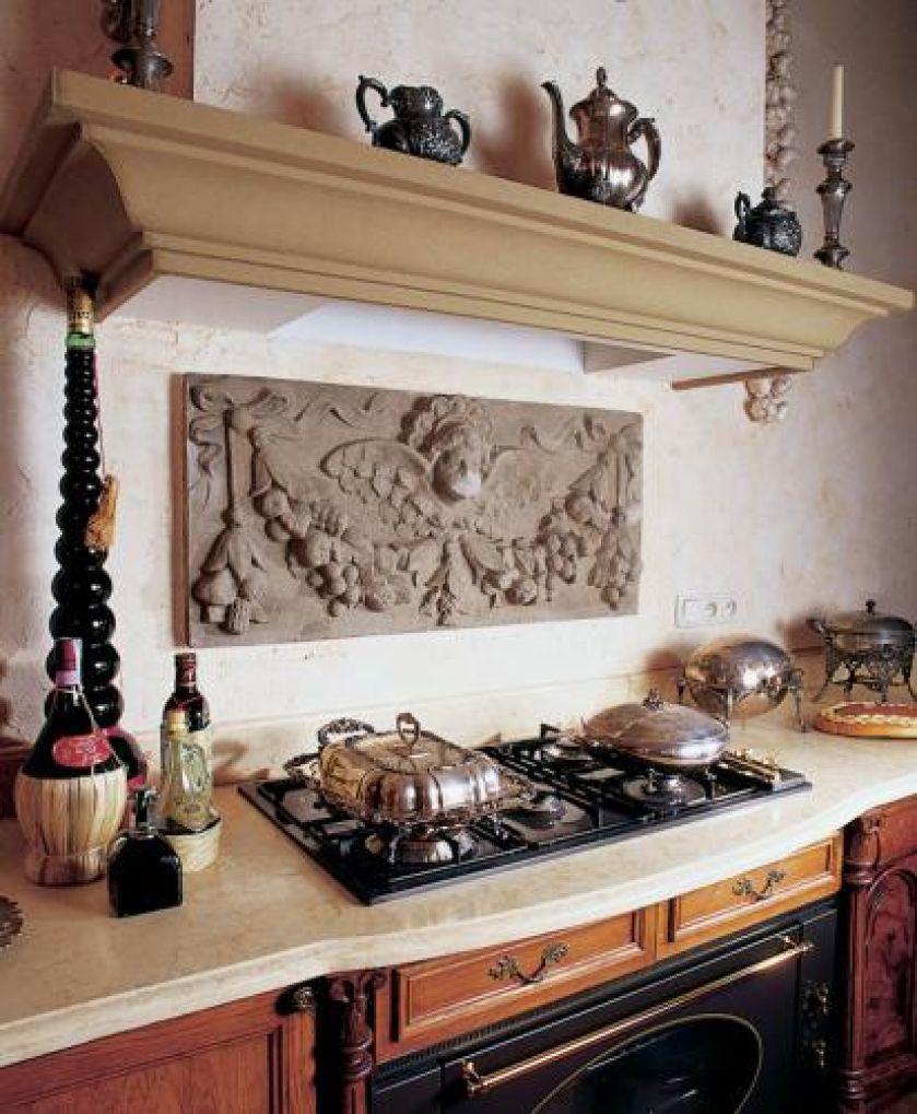 Niezwykłą ozdobą kuchni jest płaskorzeźba na ścianie – to fragment portalu ocalony z rozbieranej starej kamienicy.