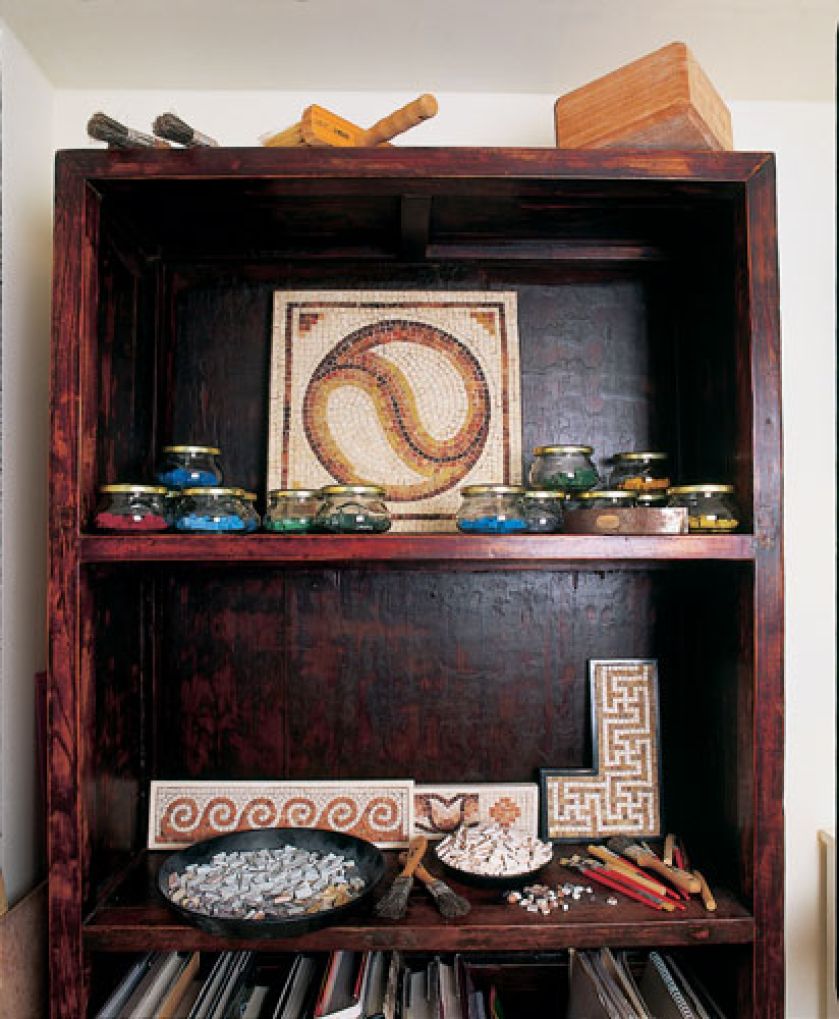 Regał w pracowni wypełniony kolorowymi kamieniami.