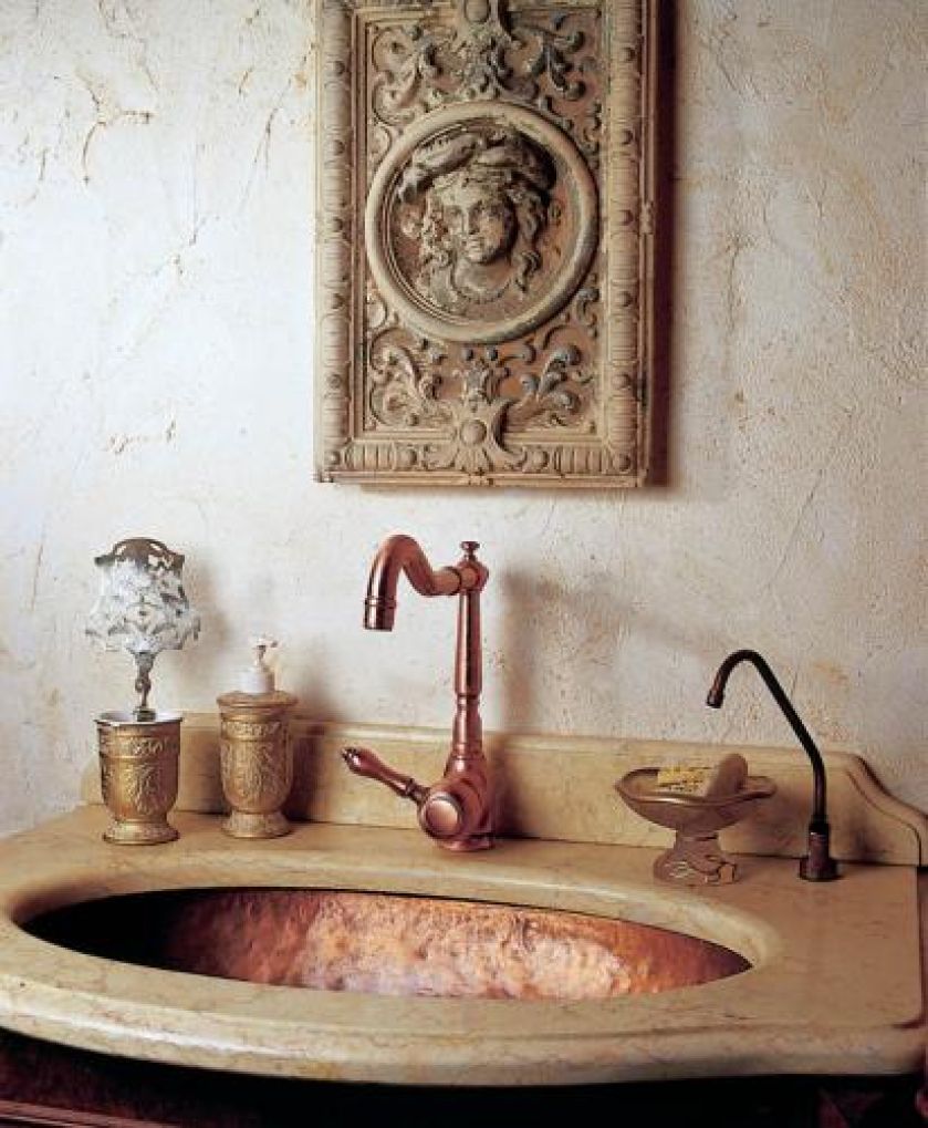 Zlew i armatura wykonane są z miedzi młotkowanej w piasku.
