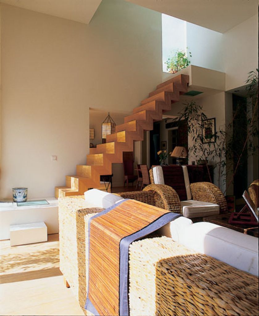 Ciepłe kolory sprawiają, że wnętrze jest przytulne.