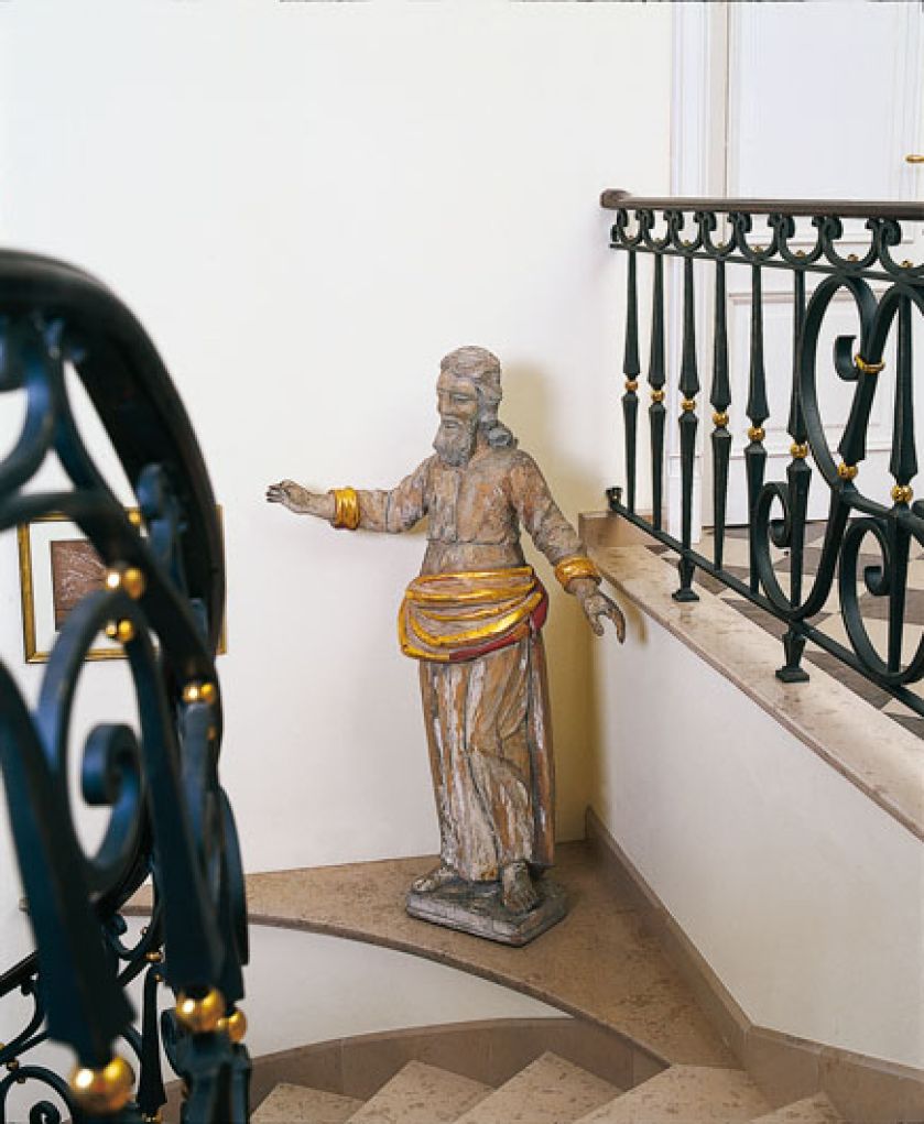 Figura świętego. Rezydencja w cieniu wiązu