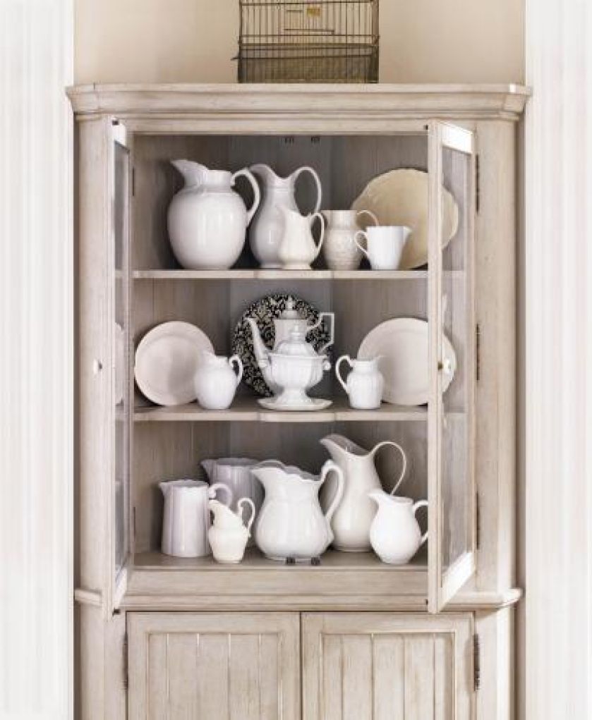 Rustykalny, przecierany kredens w sam raz na porcelanę. LANE
