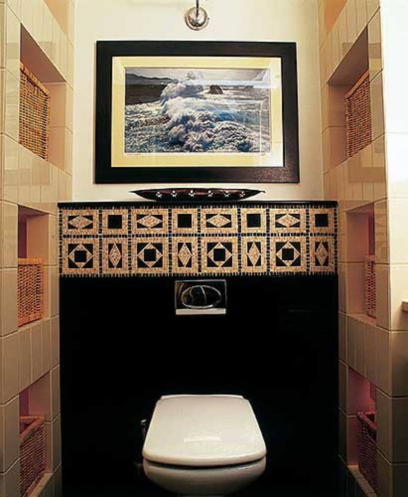 Ścianę zdobi mozaika. Kolory Dalekiego Wschodu