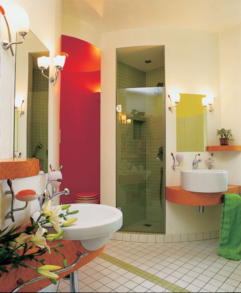 W łazience kolorowo. Dom otwarty na las