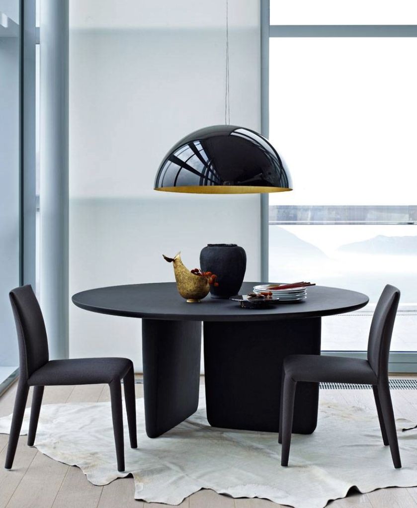 Stół Tobi-Ishi, B B Italia. 30 stołów do jadalni z blatami z drewna, kamienia i szkła