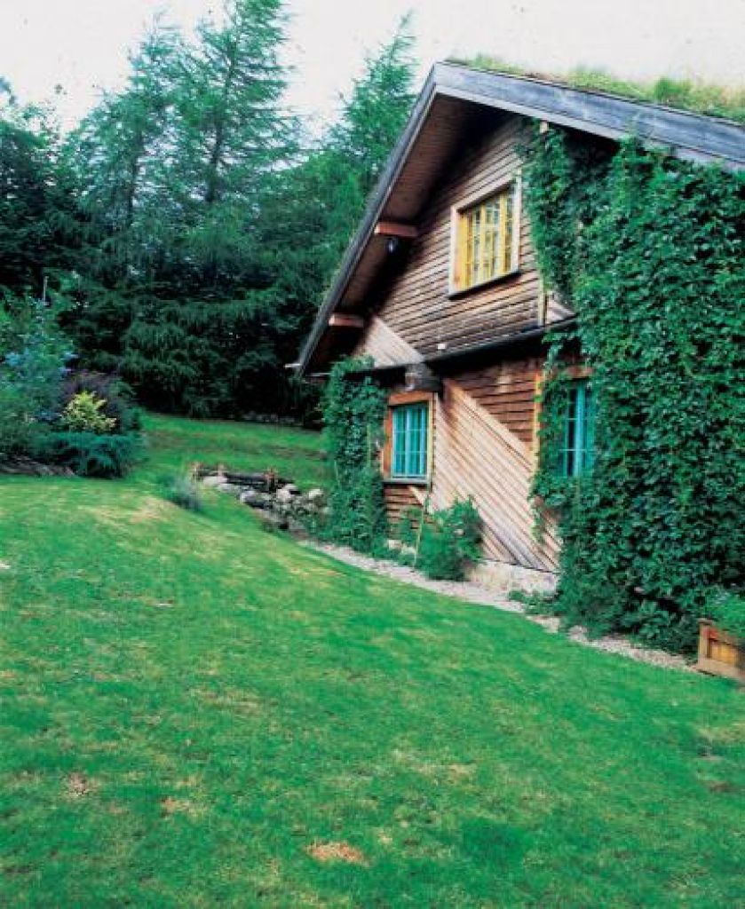 Budynek wykonany jest w całości z drewna bez ani jednego gwoździa i odrobiny cementu.