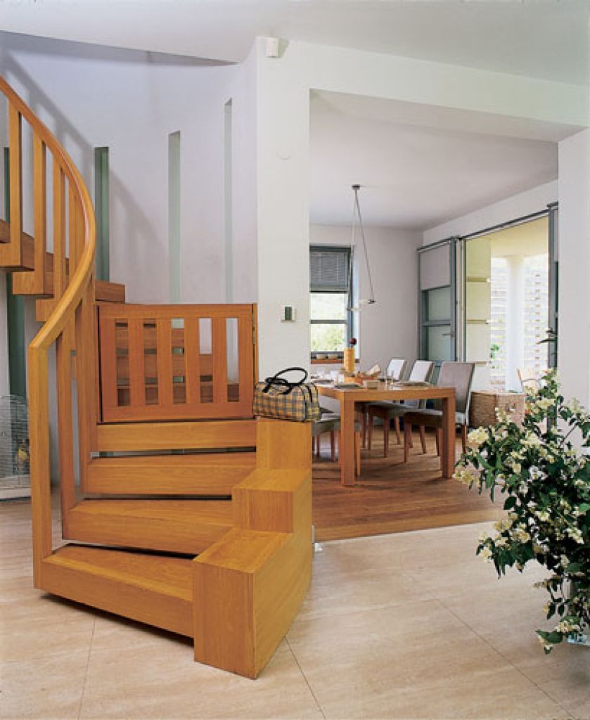 Drewniane schody prowadzą na piętro.