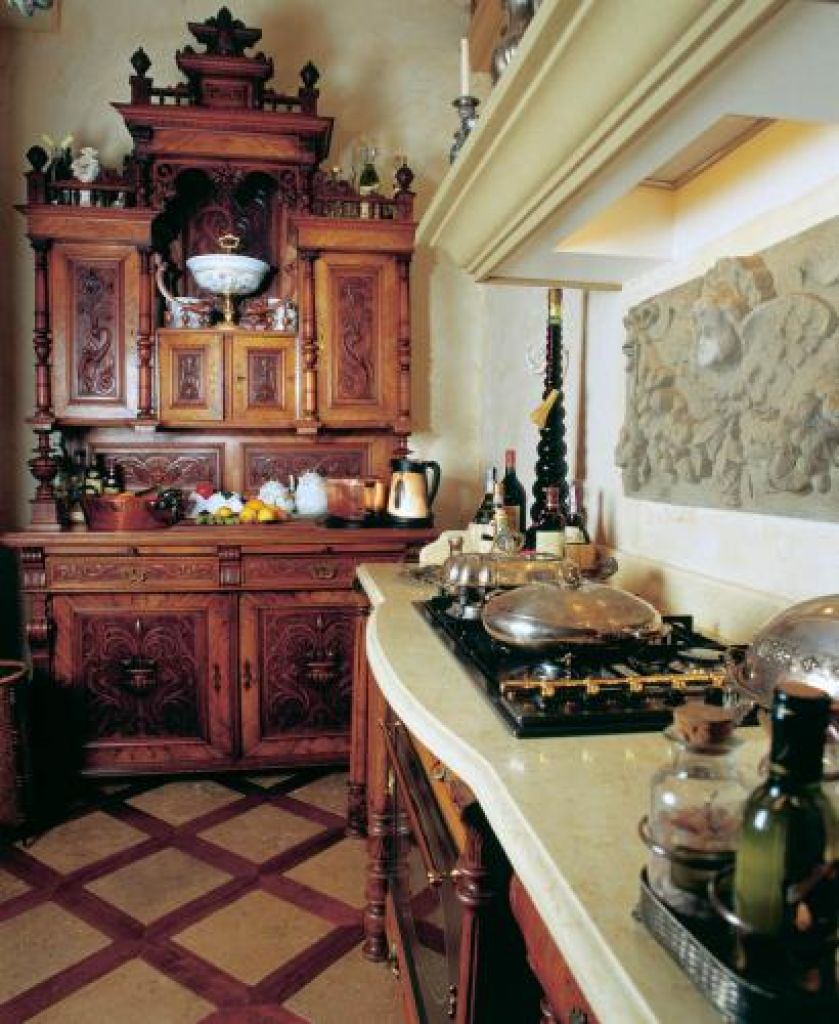 Eklektyczny kredens z japońskiego mahoniu.