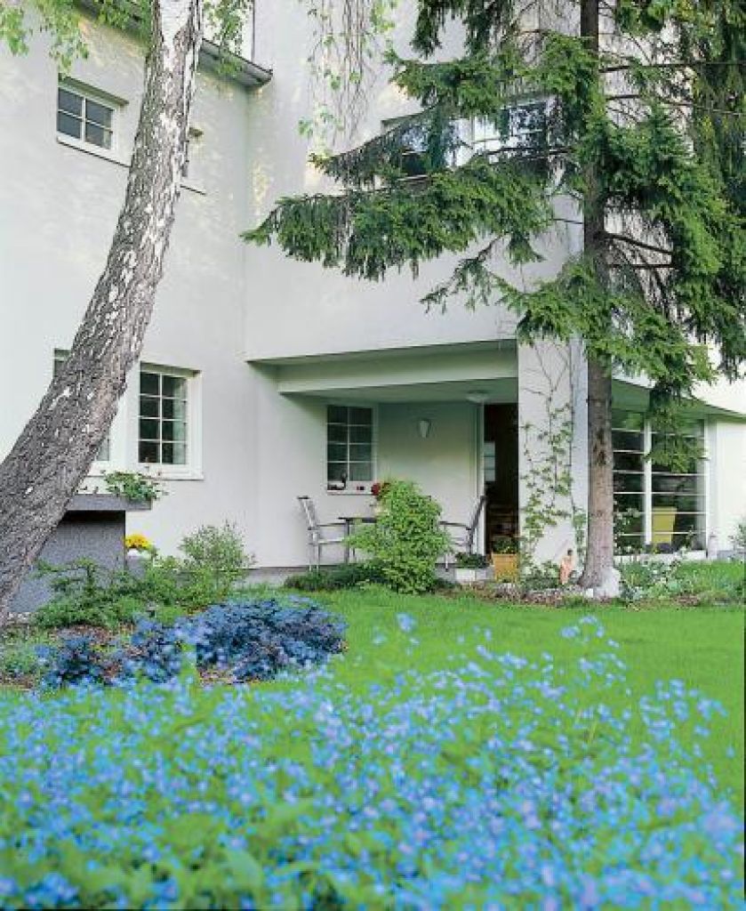 W ogrodzie piękne soczyste kolory. Artdekowska willa