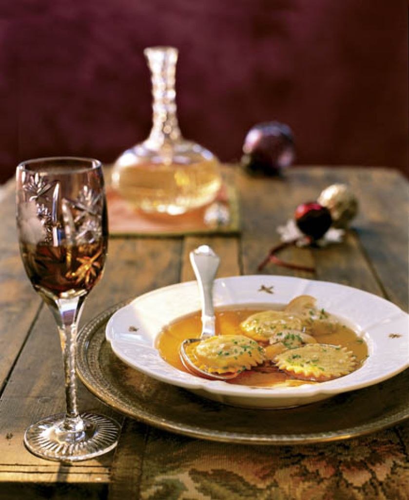 Bulion grzybowy z pierożkami z nadzieniem z pieczarek i koziego twarożku.