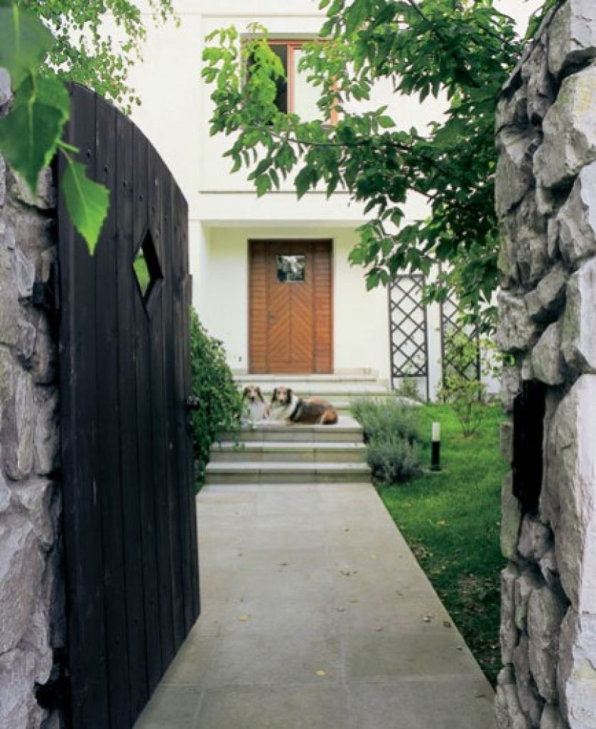 Klara i Lola - owczarki collie - znają swoje miejsce w ogrodzie.