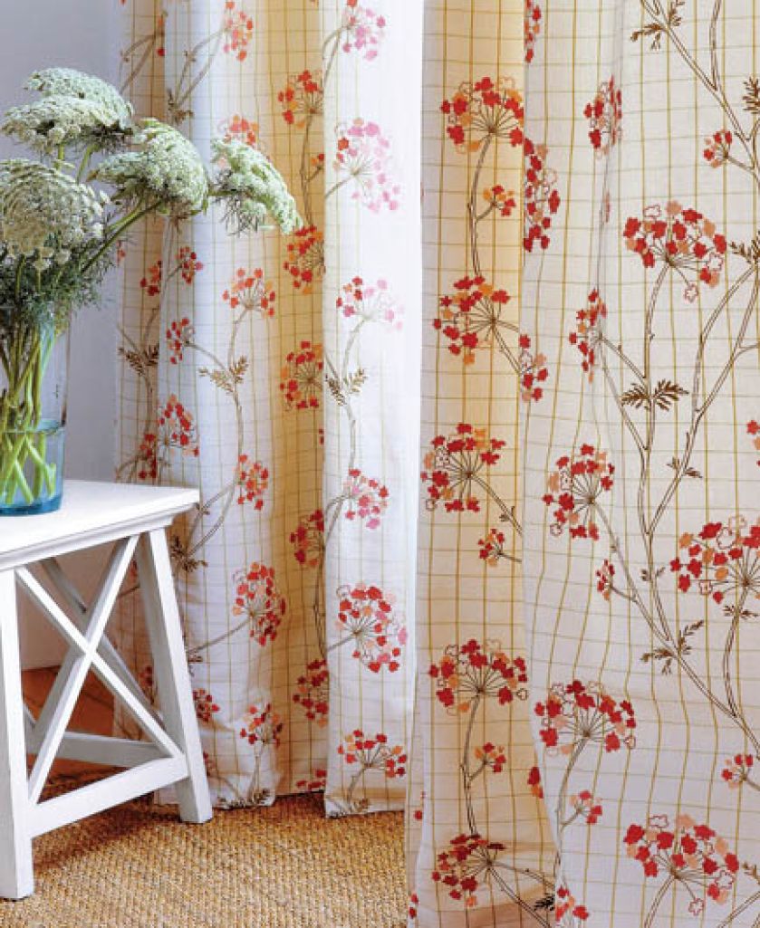 Okna w kwiatach. Kwiaty, zasłony, materiał