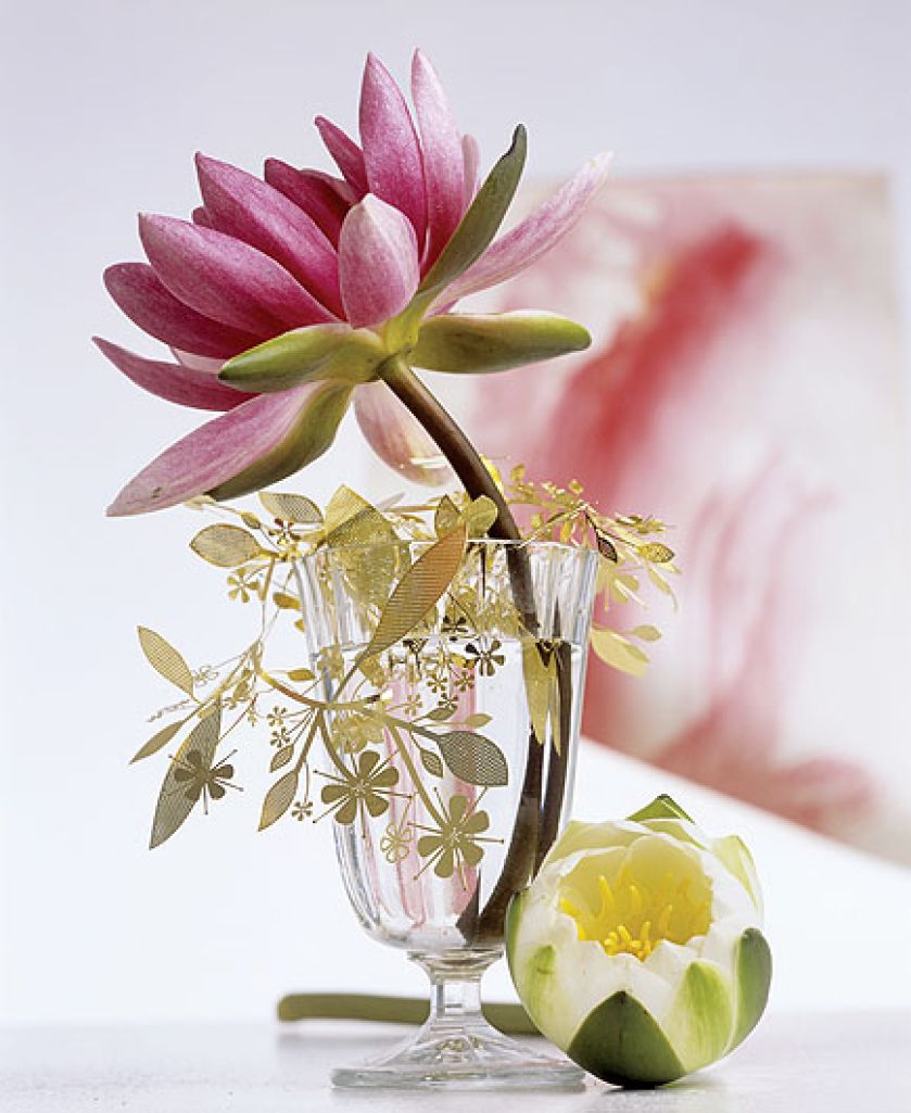 Wazony na wiosenny stole. Szklane dekoracje do domu.