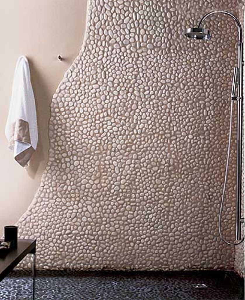 Nietypowa mozaika - małe kamyki. Biała z kolekcji Baja Stone Blanco - kosztuje około 600 zł/mkw., czarna na podłodze