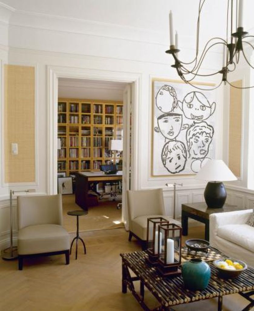 Od skandynawskiego stylu nie udało się całkiem uciec. Regał na książki zbudowany jest z kilku witryn prosto z Ikea.