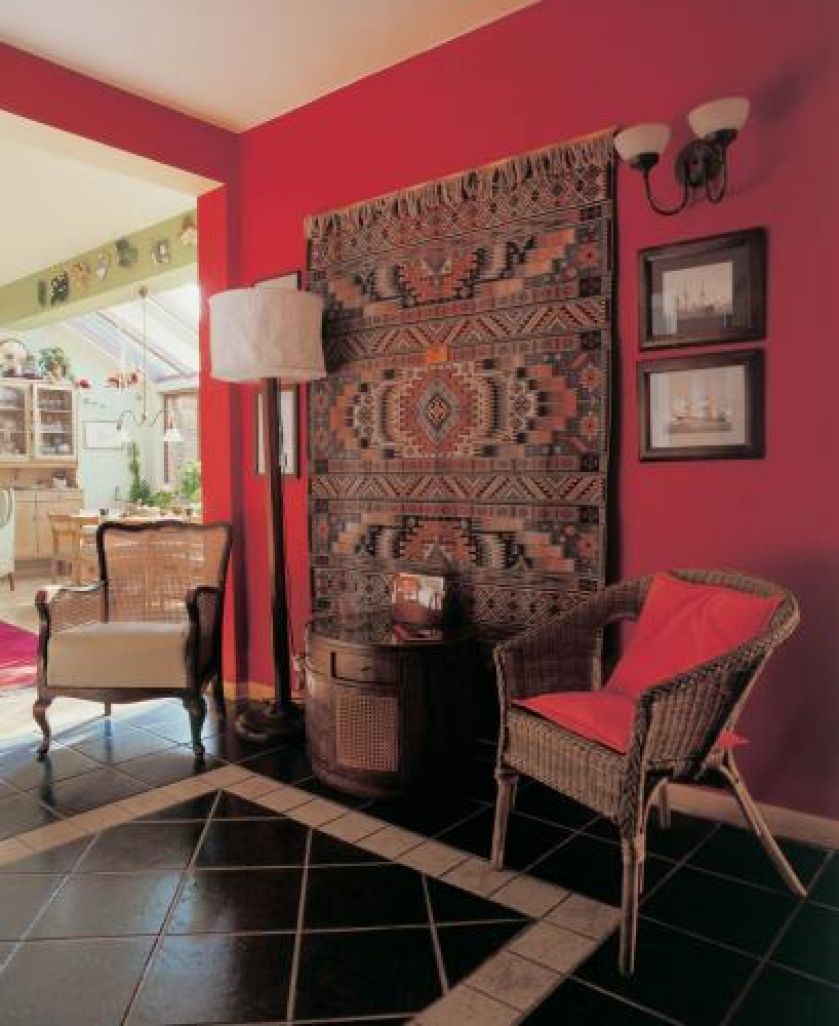 Przy artdecowskiej makacie marynistyczne obrazki- wyszperał je gdzieś mąż pani Marty, zapalony żeglarz. Jeden z