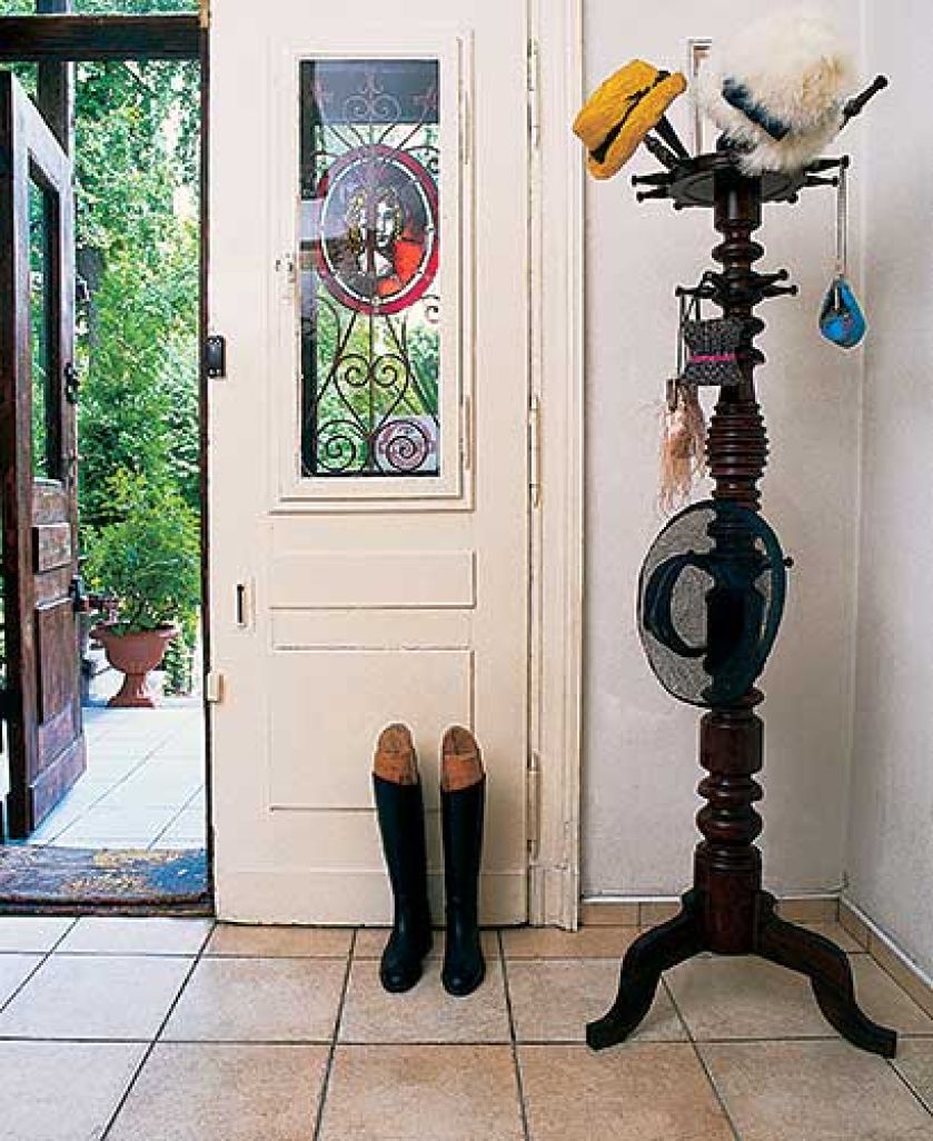 Przy drzwiach stoi dekoracyjny wieszak.