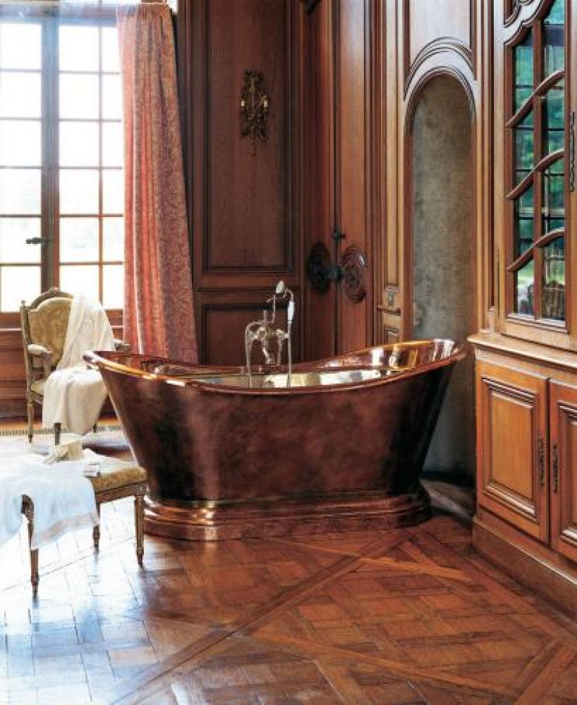 Ręczna robota, czyli miedziana wanna Medicis z kolekcji Herbeau. Aby ją zrobić, potrzeba 800 godzin! Zapłacimy za nią od