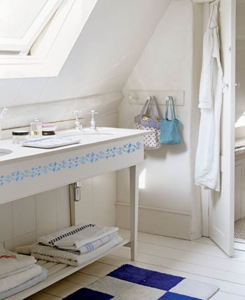 Aby wzor nie wyglądal płasko, malujemy go trzema odcieniami niebieskiego: głębokin śródziemnomorskim błękitem,