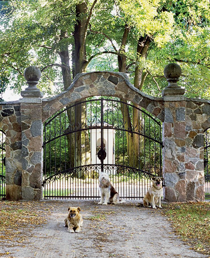 Odbudowany spichlerz historyka sztuki i projektanta wnętrz. Dom wyrasta wprost z krajobrazu, jest jego częścią.