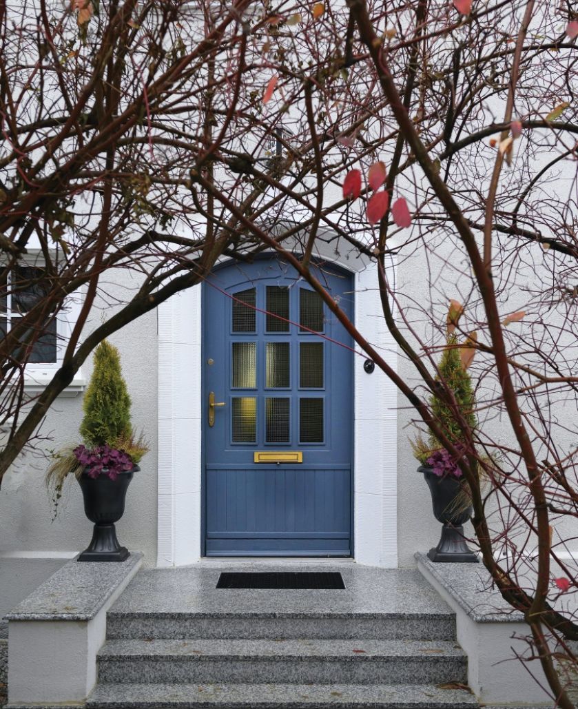 niebieskie drzwi zewnętrzne