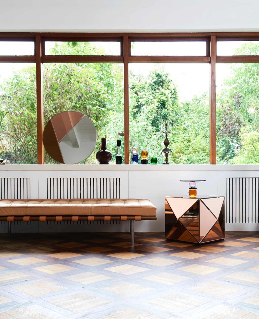 Stolik z luster i kryształowe dodatki