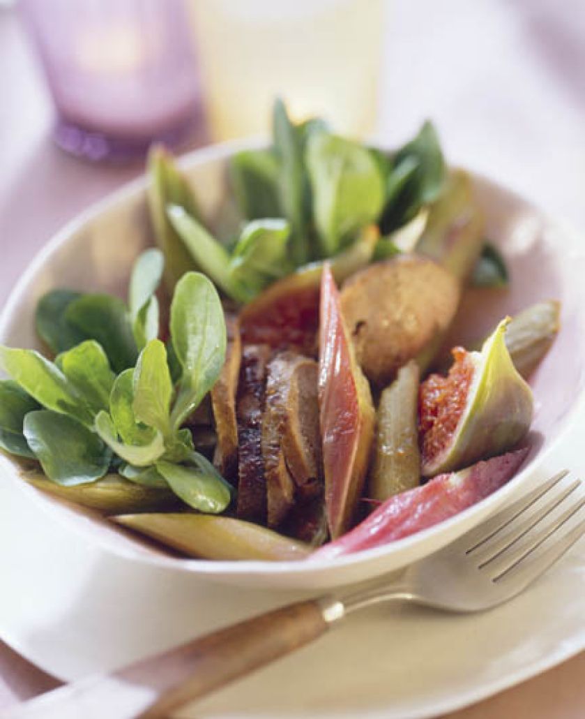 Sałatka z kaczymi wątróbkami, figami i rabarbarem.